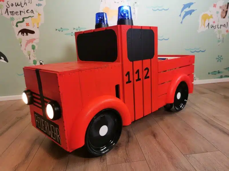 firetruck-feuerwehrauto-aus-holz-firetruck-holzkisten-moebel