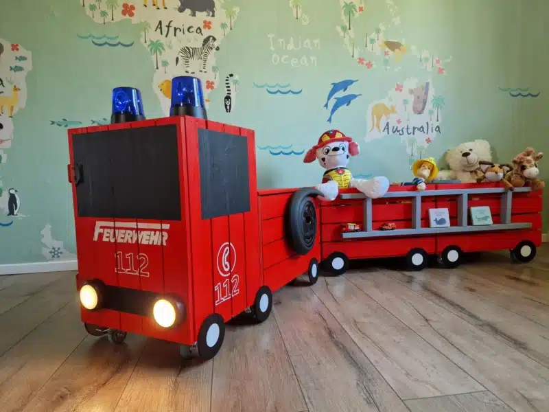 firetruck-feuerwehrauto-aus-holz-firetruck-holzkisten-moebel